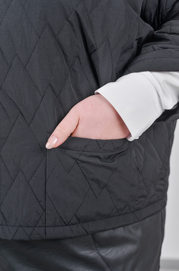 Куртка коротка зі стьобаною фактурою та з накладними кишенями великих розмірів