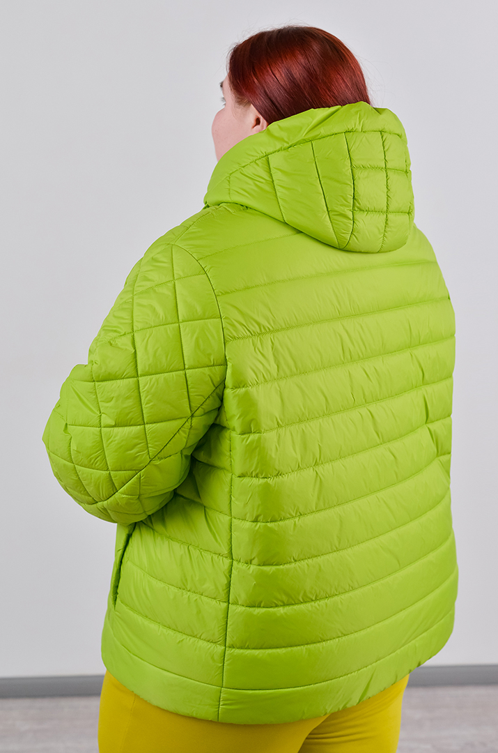 Куртка коротка з ромбовою стібкою та комбінованою застібкою великих розмірів