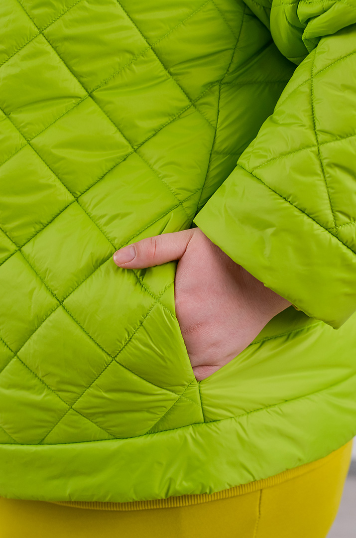 Куртка коротка з ромбовою стібкою та комбінованою застібкою великих розмірів