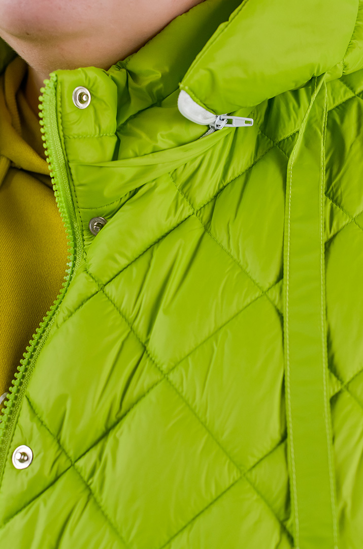 Куртка коротка з ромбовою стібкою та комбінованою застібкою великих розмірів