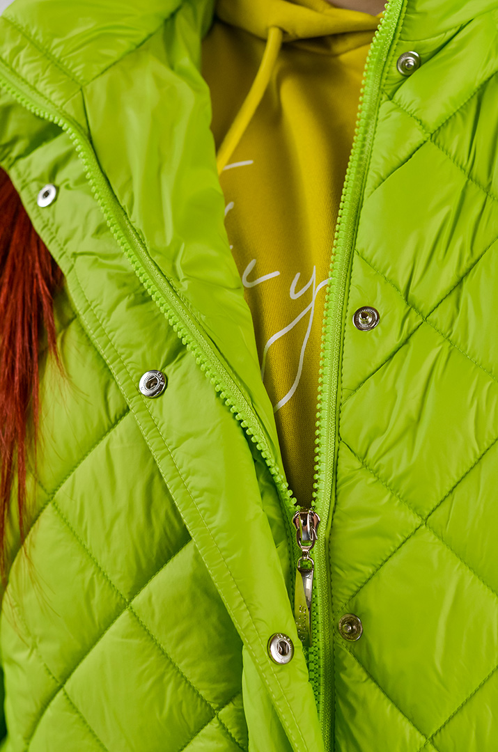 Куртка коротка з ромбовою стібкою та комбінованою застібкою великих розмірів