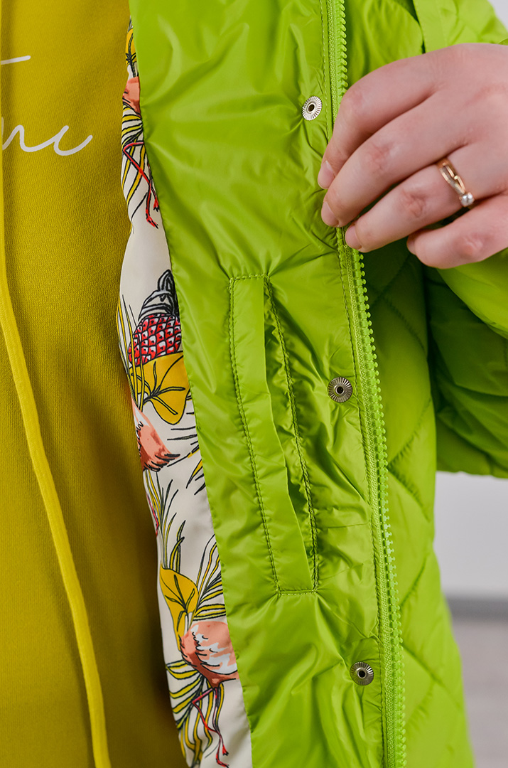 Куртка коротка з ромбовою стібкою та комбінованою застібкою великих розмірів