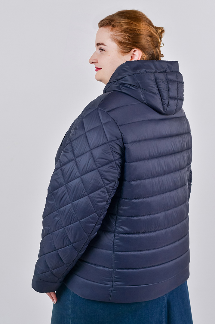 Куртка коротка з ромбовою стібкою та комбінованою застібкою великих розмірів