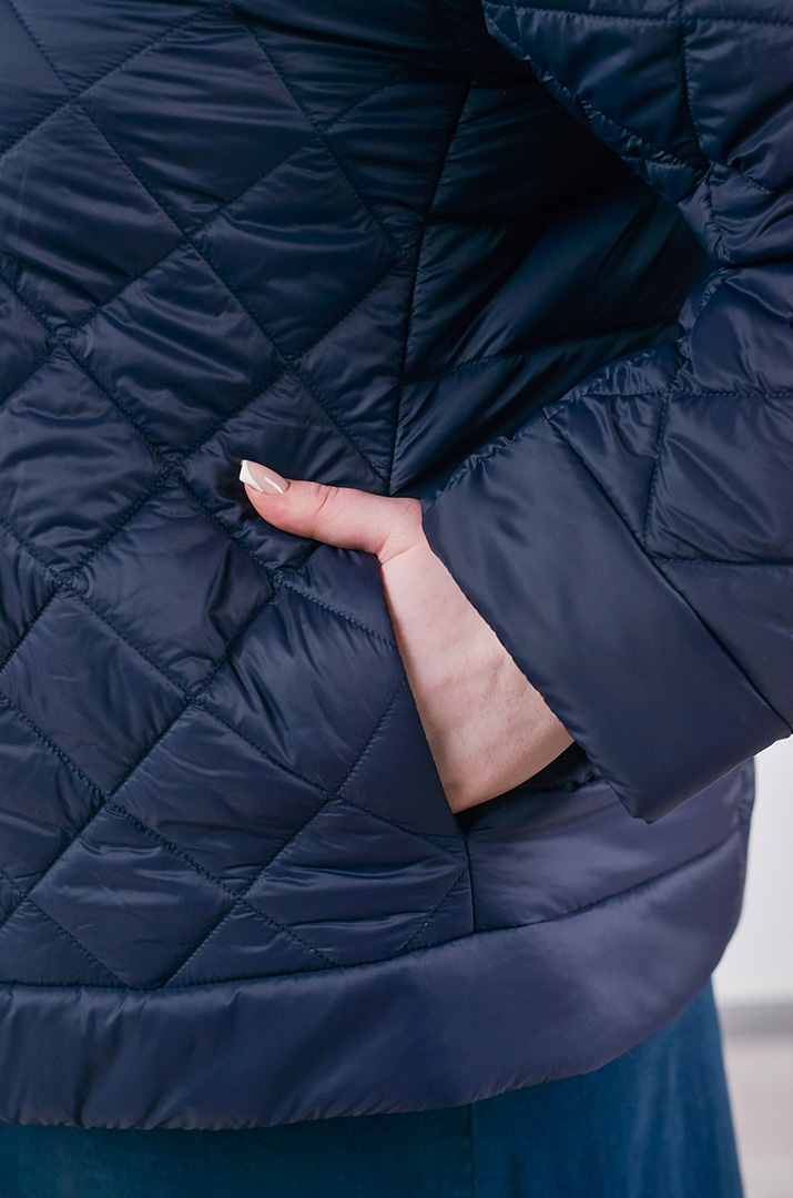 Куртка коротка з ромбовою стібкою та комбінованою застібкою великих розмірів