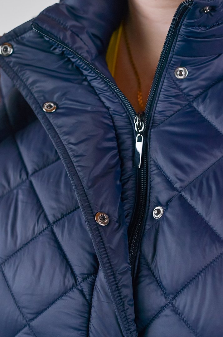 Куртка коротка з ромбовою стібкою та комбінованою застібкою великих розмірів