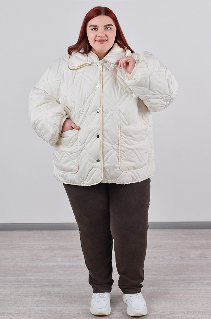 Куртка коротка однотонна з накладними кишенями та з капюшоном великих розмірів