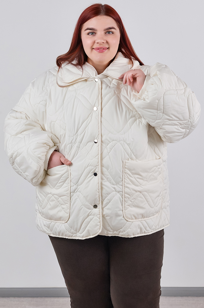 Куртка коротка однотонна з накладними кишенями та з капюшоном великих розмірів