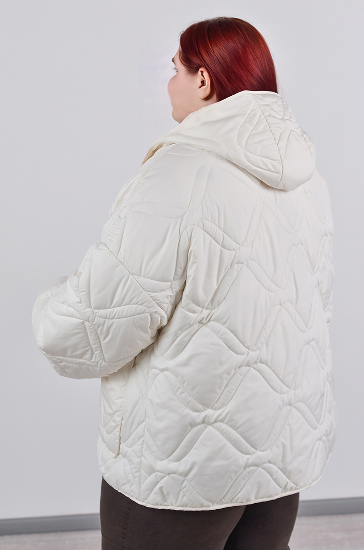 Куртка коротка однотонна з накладними кишенями та з капюшоном великих розмірів