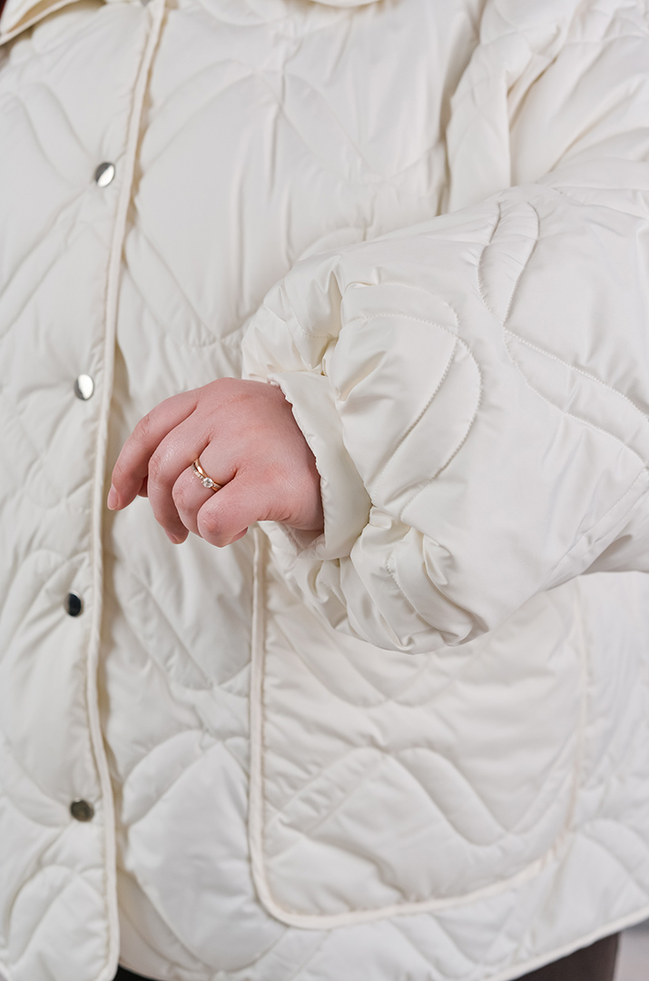 Куртка коротка однотонна з накладними кишенями та з капюшоном великих розмірів