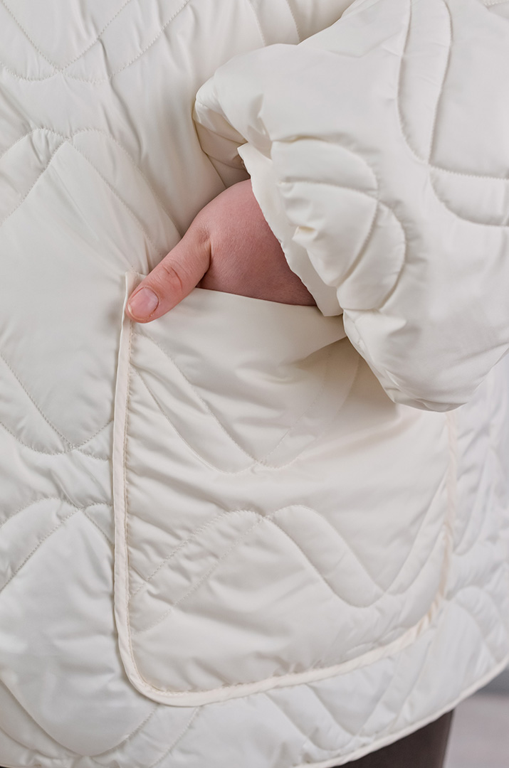 Куртка коротка однотонна з накладними кишенями та з капюшоном великих розмірів