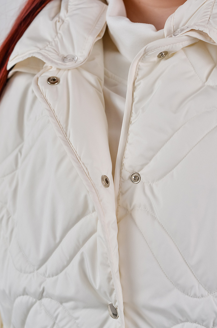 Куртка коротка однотонна з накладними кишенями та з капюшоном великих розмірів