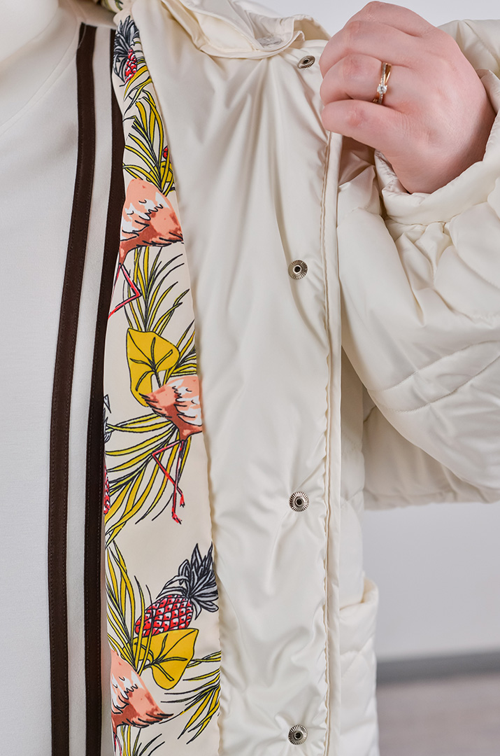 Куртка коротка однотонна з накладними кишенями та з капюшоном великих розмірів