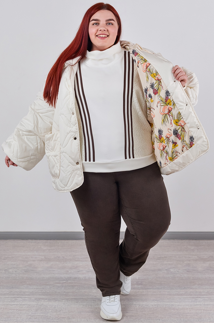 Куртка коротка однотонна з накладними кишенями та з капюшоном великих розмірів