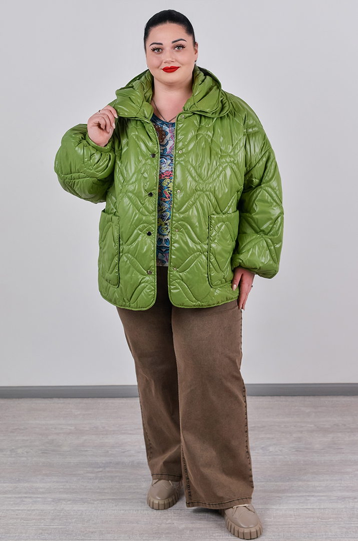 Куртка коротка однотонна з накладними кишенями та з капюшоном великих розмірів