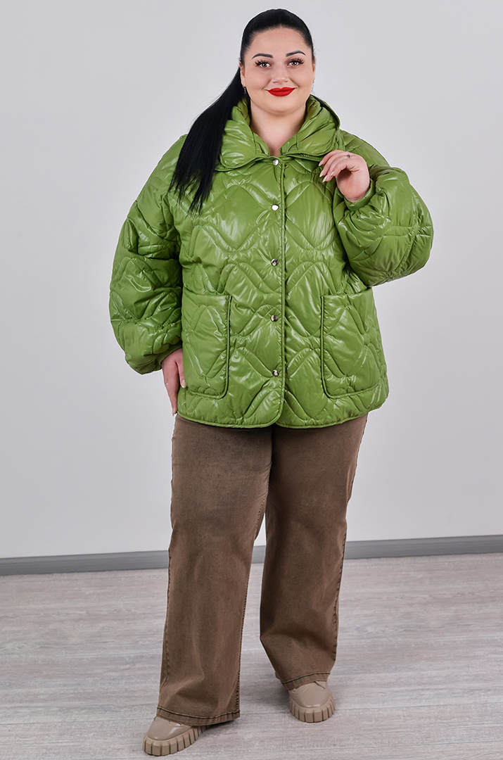Куртка коротка однотонна з накладними кишенями та з капюшоном великих розмірів