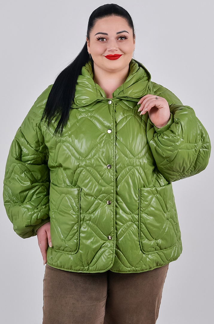 Куртка коротка однотонна з накладними кишенями та з капюшоном великих розмірів