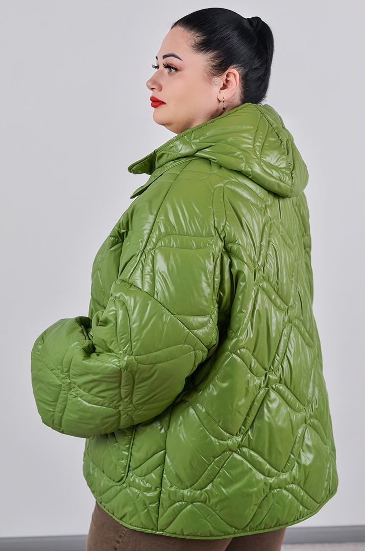 Куртка коротка однотонна з накладними кишенями та з капюшоном великих розмірів