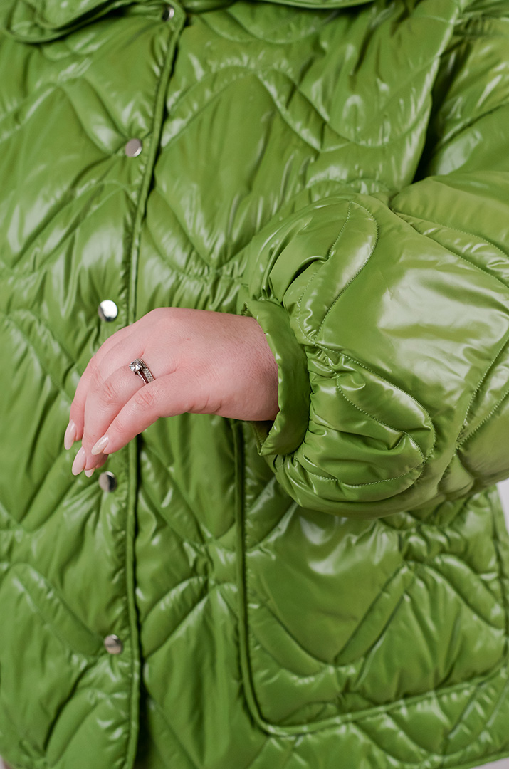 Куртка коротка однотонна з накладними кишенями та з капюшоном великих розмірів