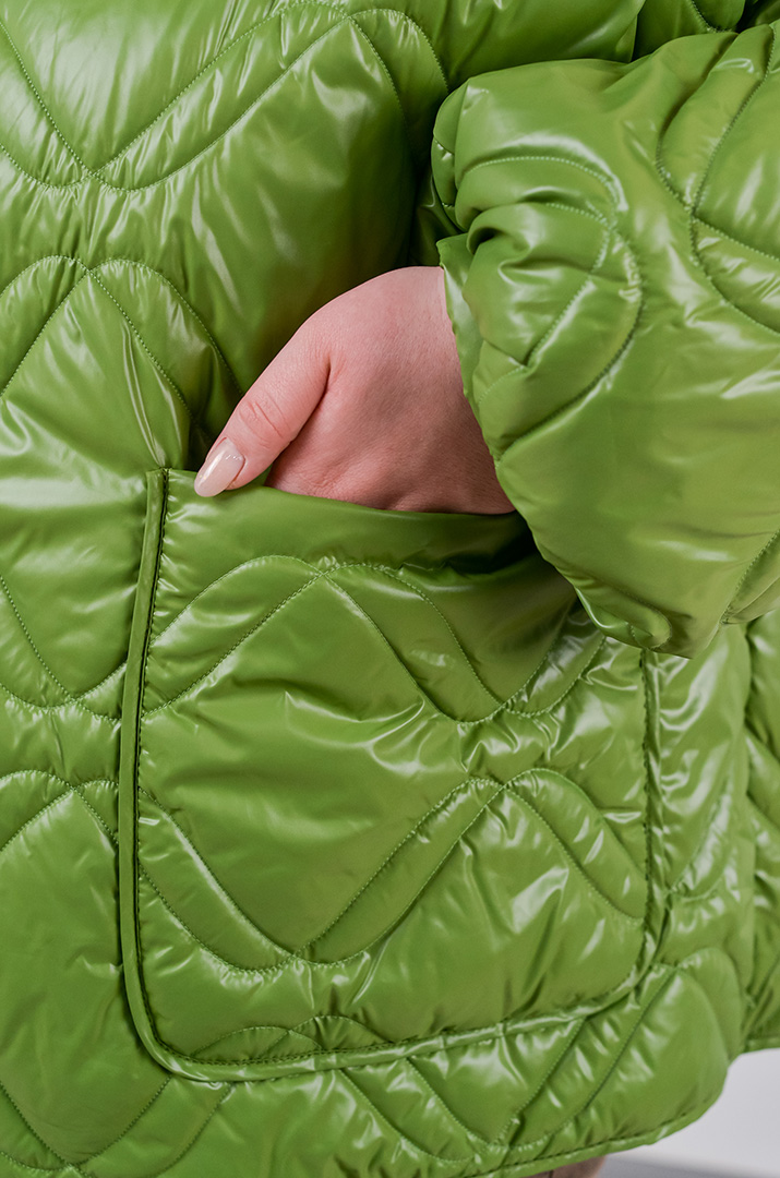 Куртка коротка однотонна з накладними кишенями та з капюшоном великих розмірів