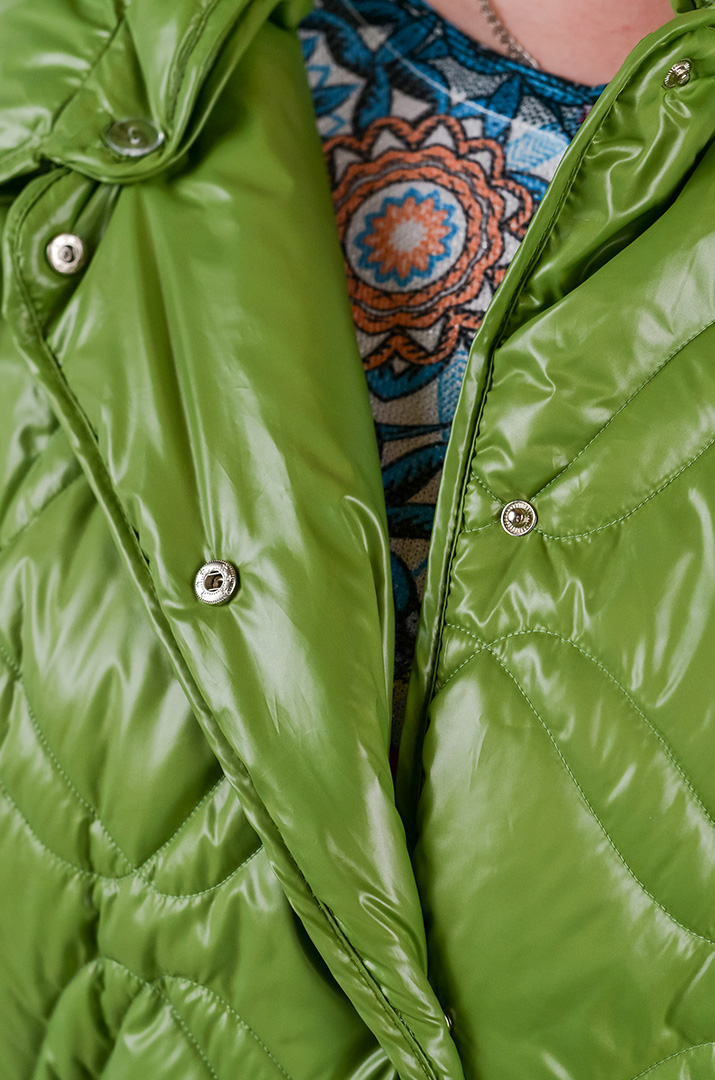 Куртка коротка однотонна з накладними кишенями та з капюшоном великих розмірів