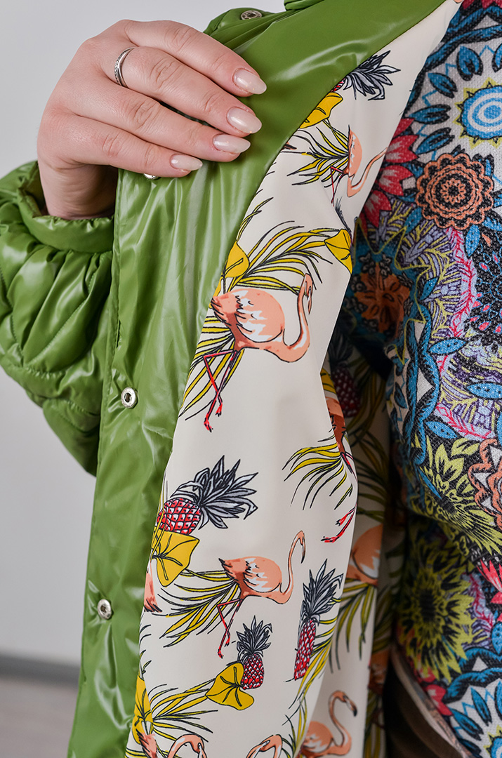 Куртка коротка однотонна з накладними кишенями та з капюшоном великих розмірів