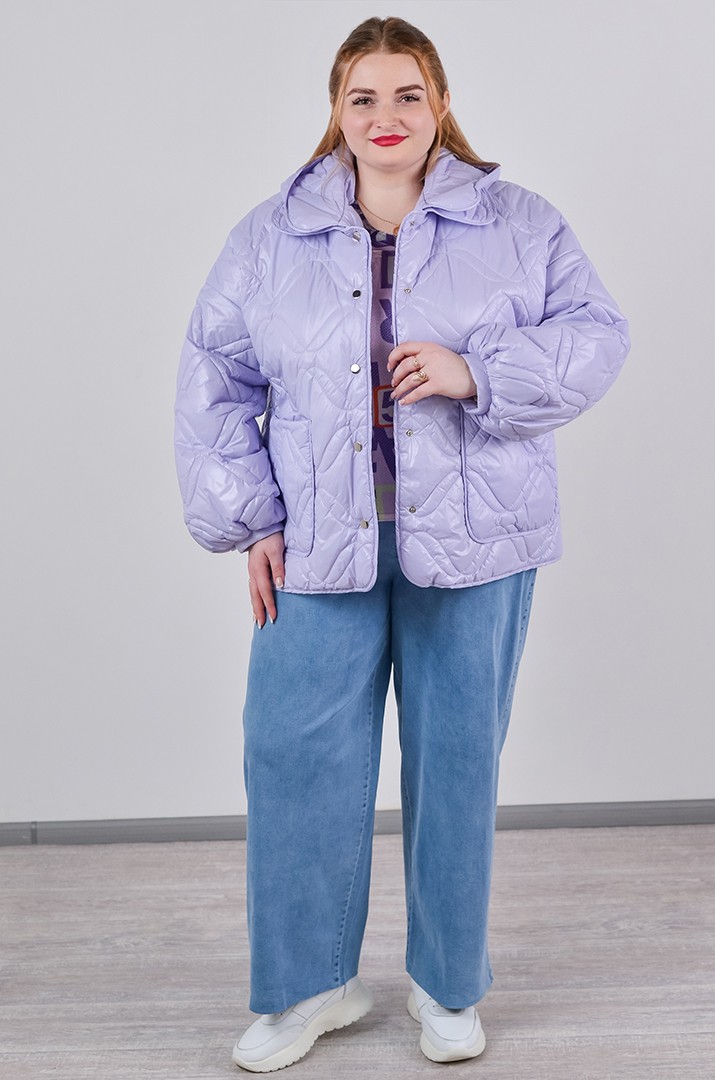 Куртка коротка однотонна з накладними кишенями та з капюшоном великих розмірів