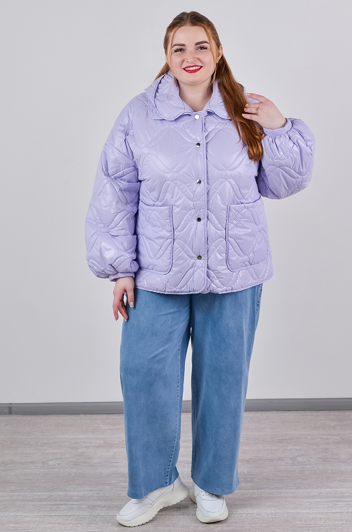 Куртка коротка однотонна з накладними кишенями та з капюшоном великих розмірів