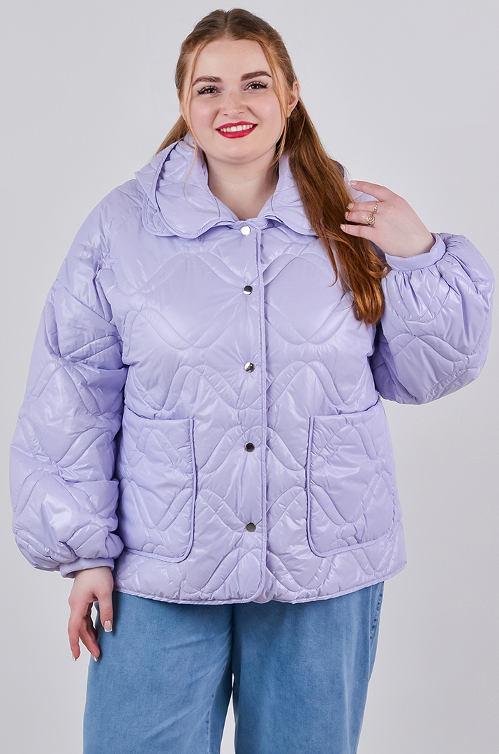 Куртка коротка однотонна з накладними кишенями та з капюшоном великих розмірів