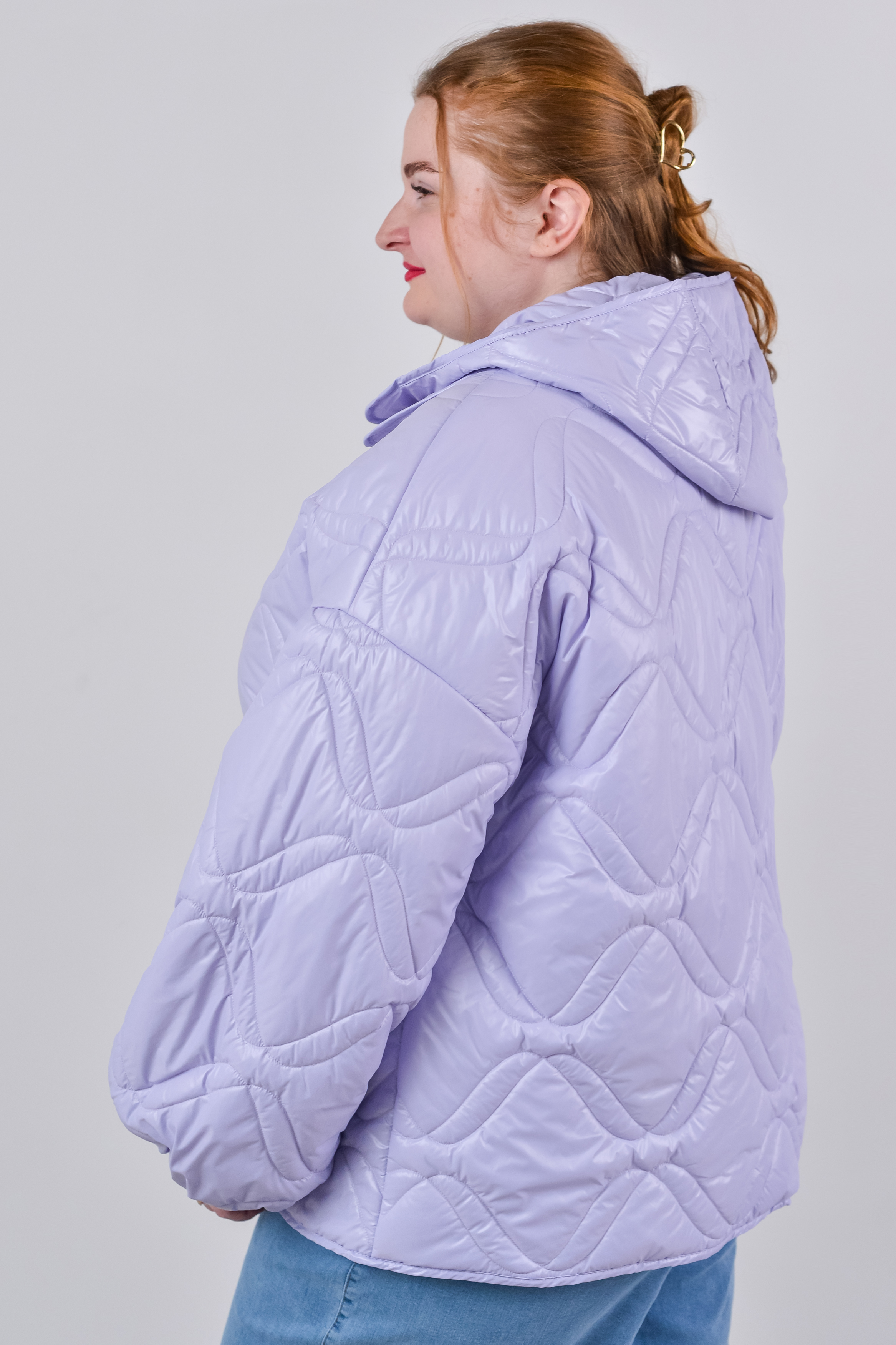 Куртка коротка однотонна з накладними кишенями та з капюшоном великих розмірів