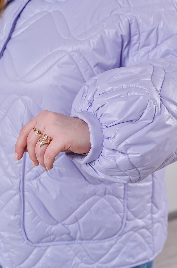 Куртка коротка однотонна з накладними кишенями та з капюшоном великих розмірів