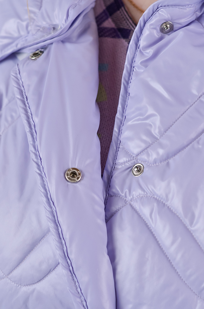 Куртка коротка однотонна з накладними кишенями та з капюшоном великих розмірів