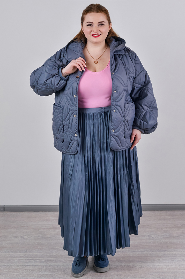 Куртка коротка однотонна з накладними кишенями та з капюшоном великих розмірів