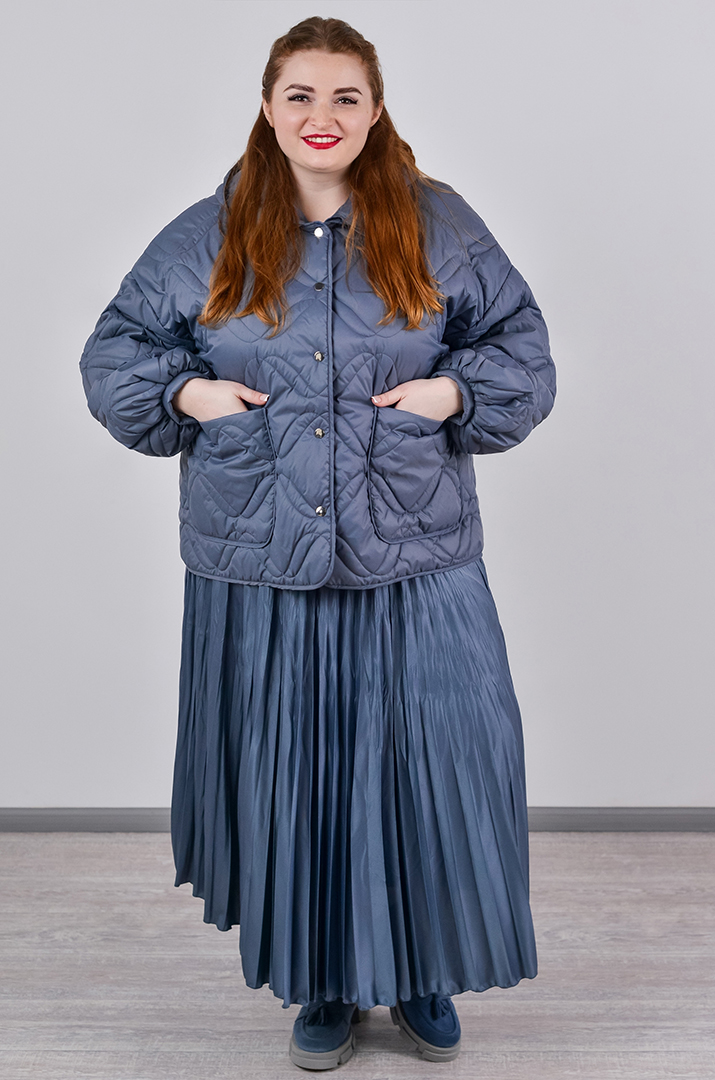 Куртка коротка однотонна з накладними кишенями та з капюшоном великих розмірів