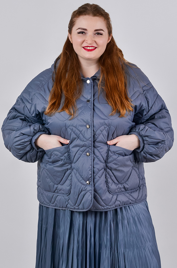 Куртка коротка однотонна з накладними кишенями та з капюшоном великих розмірів