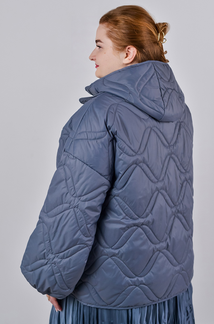 Куртка коротка однотонна з накладними кишенями та з капюшоном великих розмірів