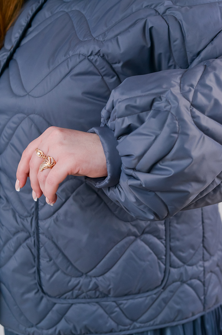 Куртка коротка однотонна з накладними кишенями та з капюшоном великих розмірів