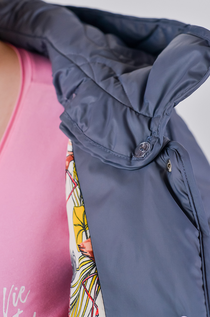 Куртка коротка однотонна з накладними кишенями та з капюшоном великих розмірів