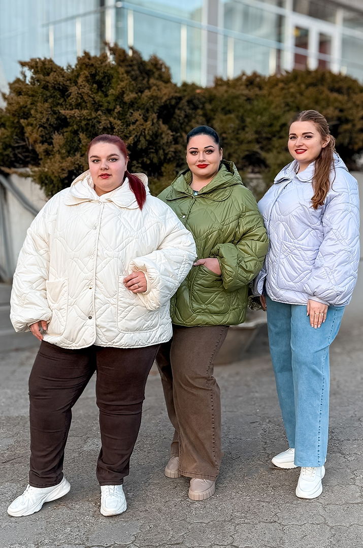 Куртка коротка однотонна з накладними кишенями та з капюшоном великих розмірів