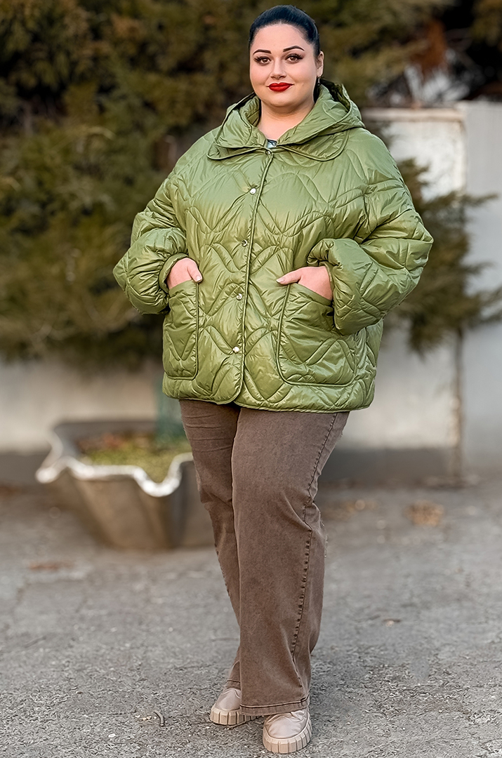 Куртка коротка однотонна з накладними кишенями та з капюшоном великих розмірів