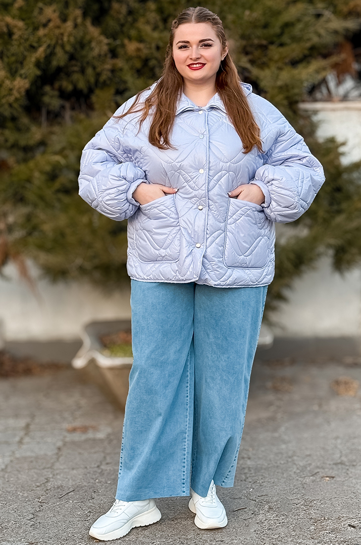 Куртка коротка однотонна з накладними кишенями та з капюшоном великих розмірів