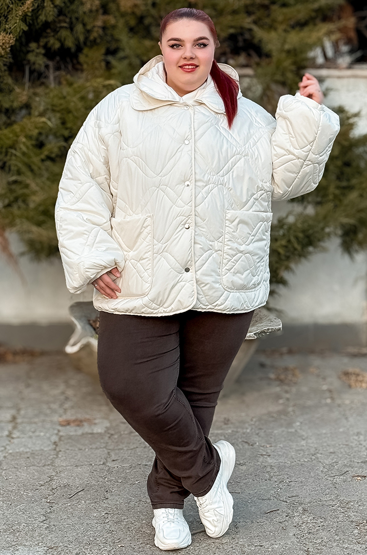 Куртка коротка однотонна з накладними кишенями та з капюшоном великих розмірів