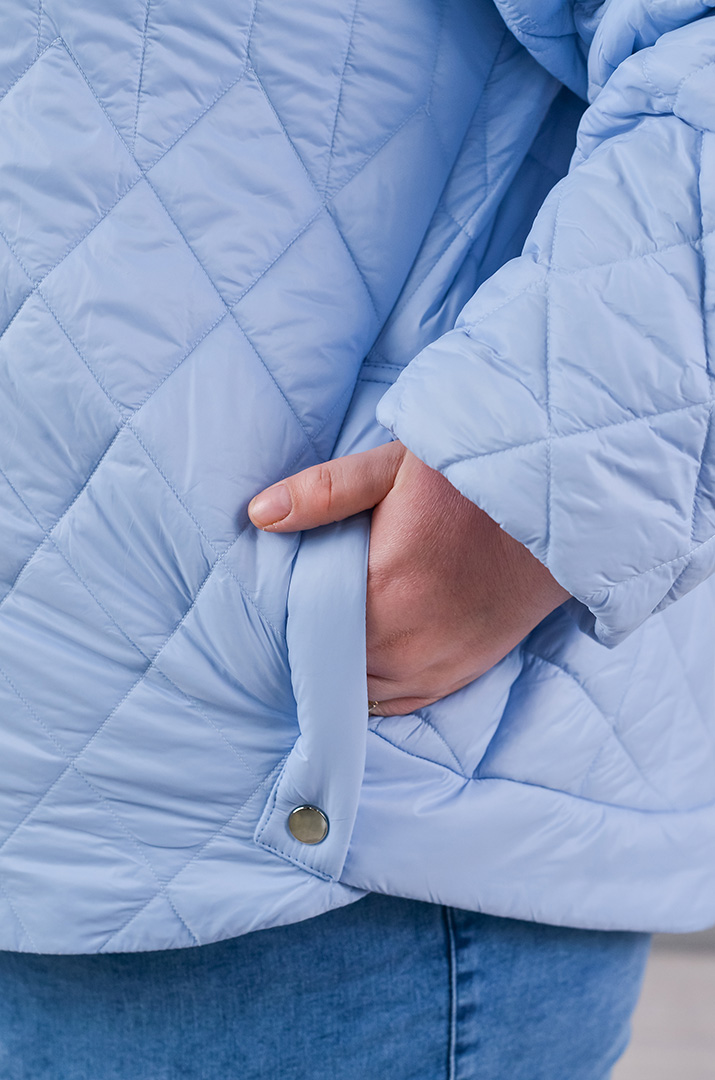 Куртка коротка однотонна з рельєфною стібкою великих розмірів