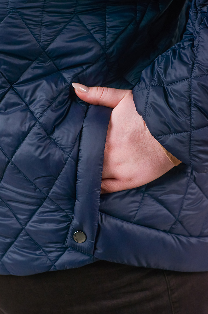 Куртка коротка однотонна з рельєфною стібкою великих розмірів