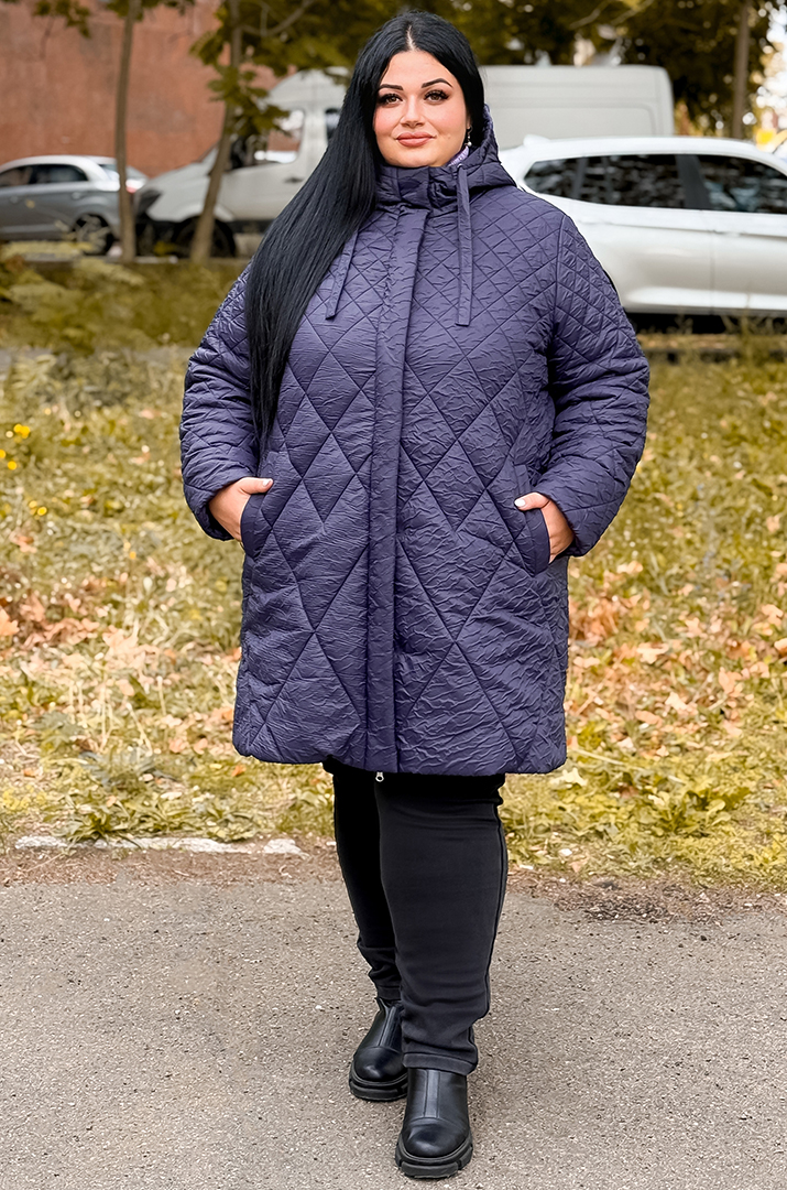 Темно‑фіолетова куртка з фактурною поверхнею великих розмірів