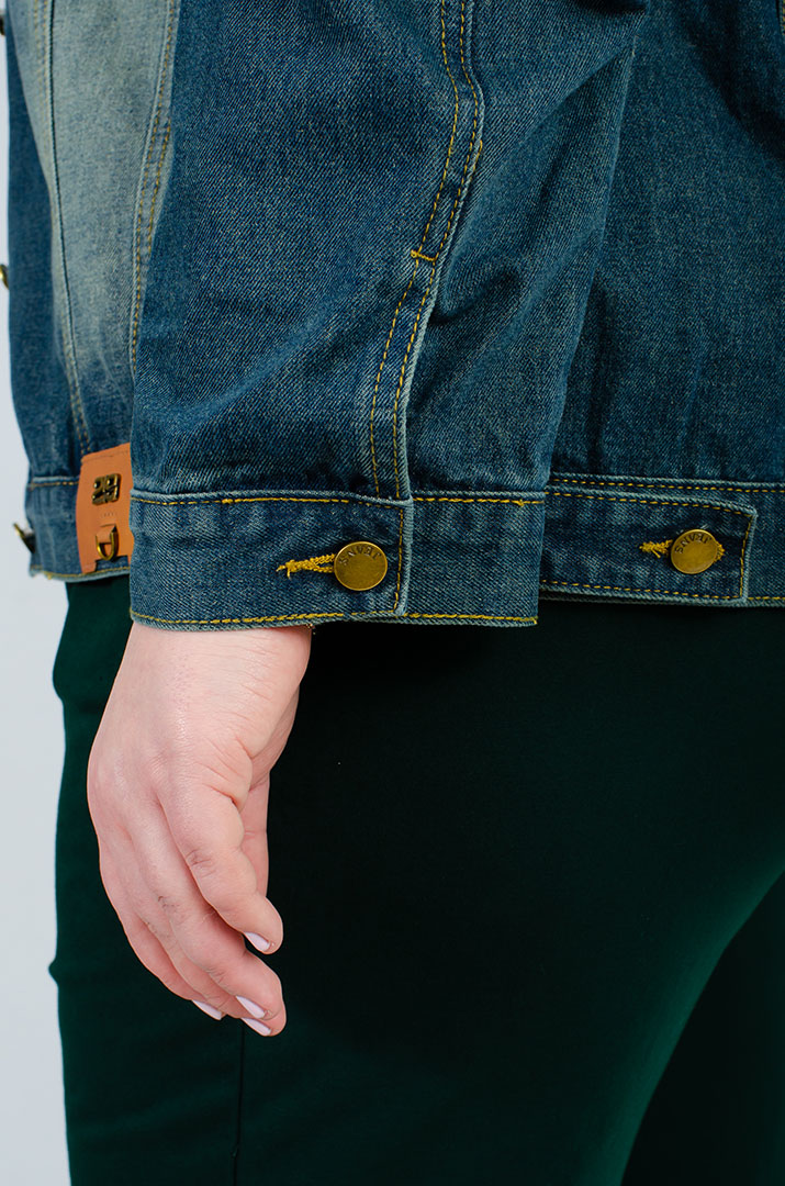 Стильна джинсова куртка великих розмірів