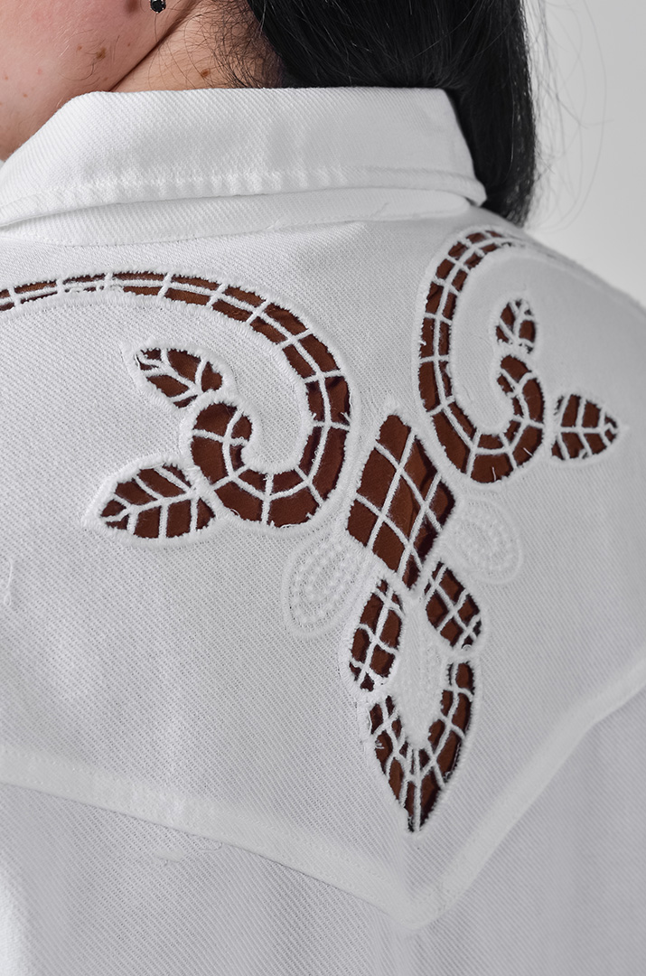 Лепень з фактурними деталями та накладними кишенями великих розмірів