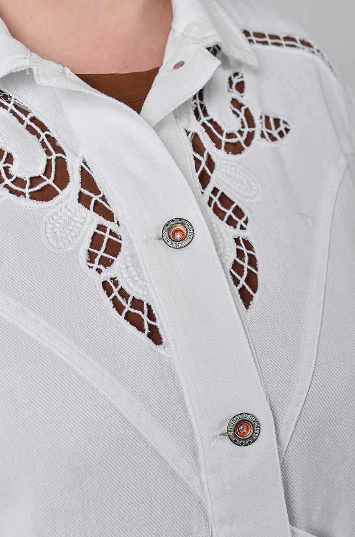 Лепень з фактурними деталями та накладними кишенями великих розмірів