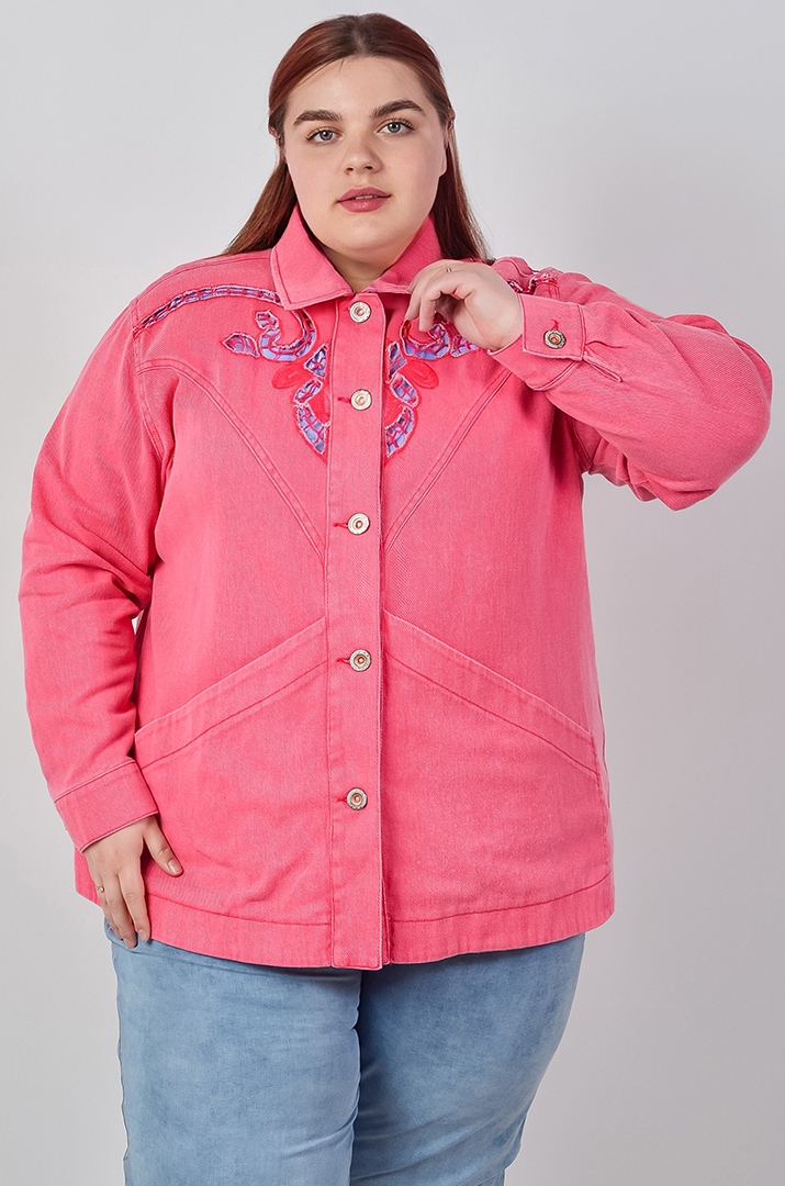 Лепень з фактурними деталями та накладними кишенями великих розмірів