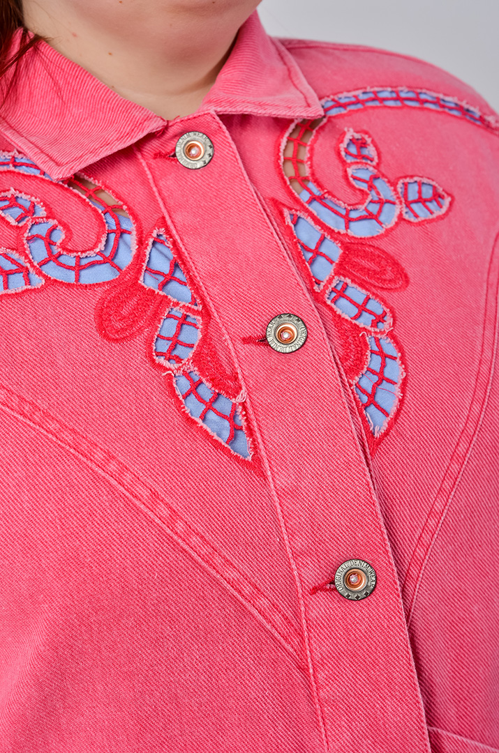 Лепень з фактурними деталями та накладними кишенями великих розмірів