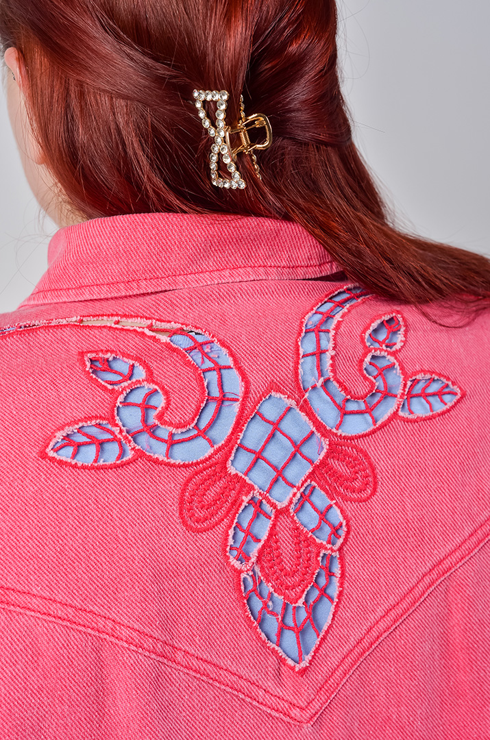 Лепень з фактурними деталями та накладними кишенями великих розмірів